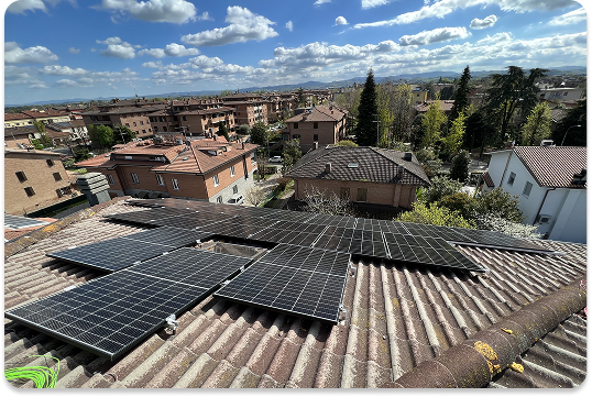 Pannelli fotovoltaici installati su un tetto