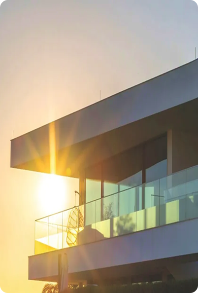 Edificio moderno illuminato dal sole