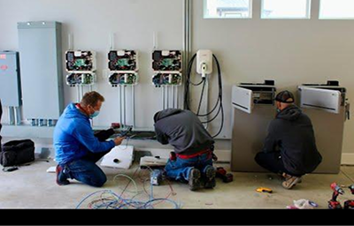 Tecnici al lavoro su un impianto elettrico