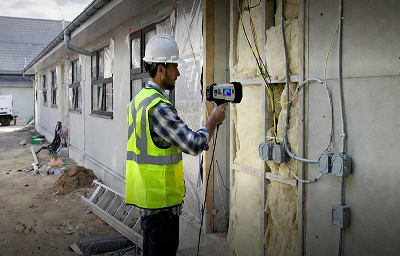 Tecnico durante la riqualificazione energetica di un edificio