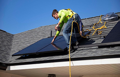 Installazione di pannelli fotovoltaici su un tetto