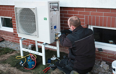 Tecnico al lavoro su una pompa di calore