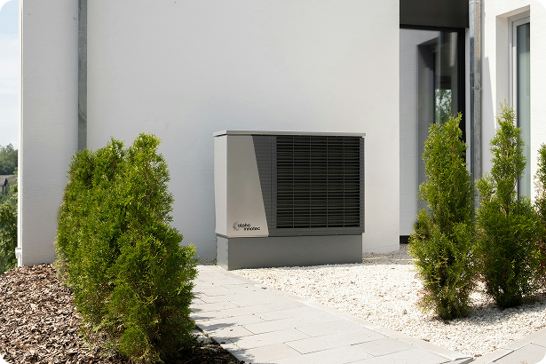 Pompa di calore installata all'esterno di un'abitazione
